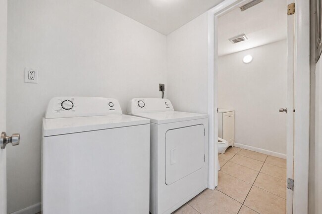 Building Photo - 2173 White Pine Cir