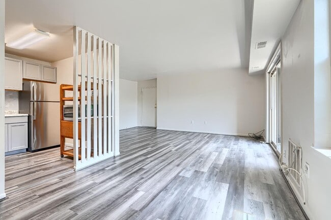 Building Photo - 14 Mountbatten Ct