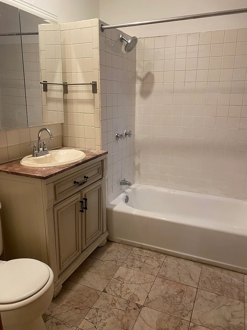 Building Photo - 844 W Aldine Ave