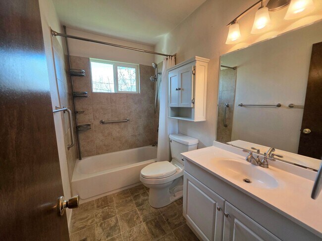 Building Photo - 302 Morrison Ave