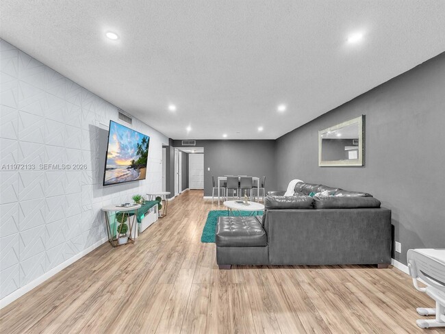 Building Photo - 6201 N Falls Cir Dr