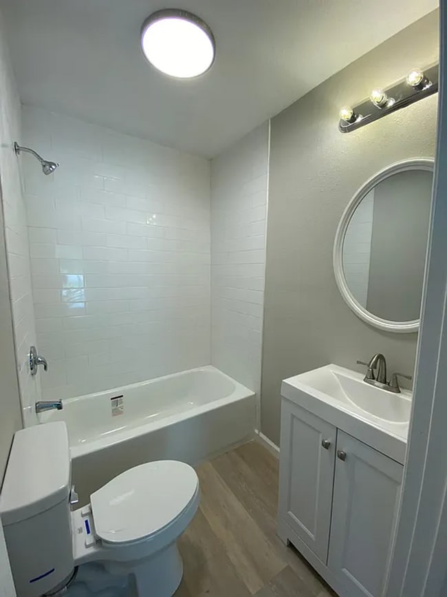 Building Photo - 1850 Grand St