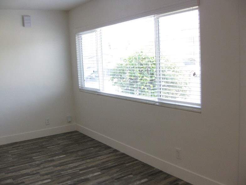 Building Photo - 1641 Evergreen Ave