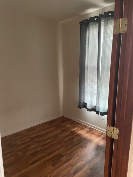 Building Photo - 5017 W Huron St