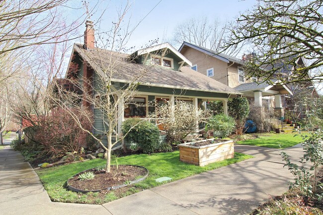 Building Photo - 2503 SE Yamhill St