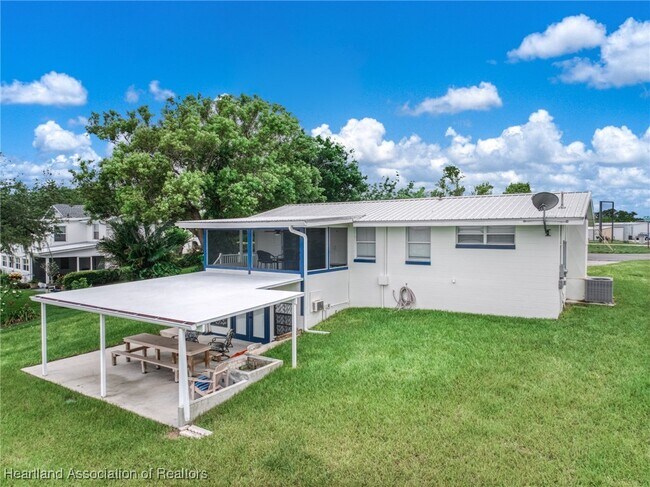 Building Photo - 403 Lake Lotela Dr
