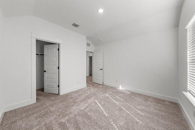 Building Photo - 3405 Charade Dr