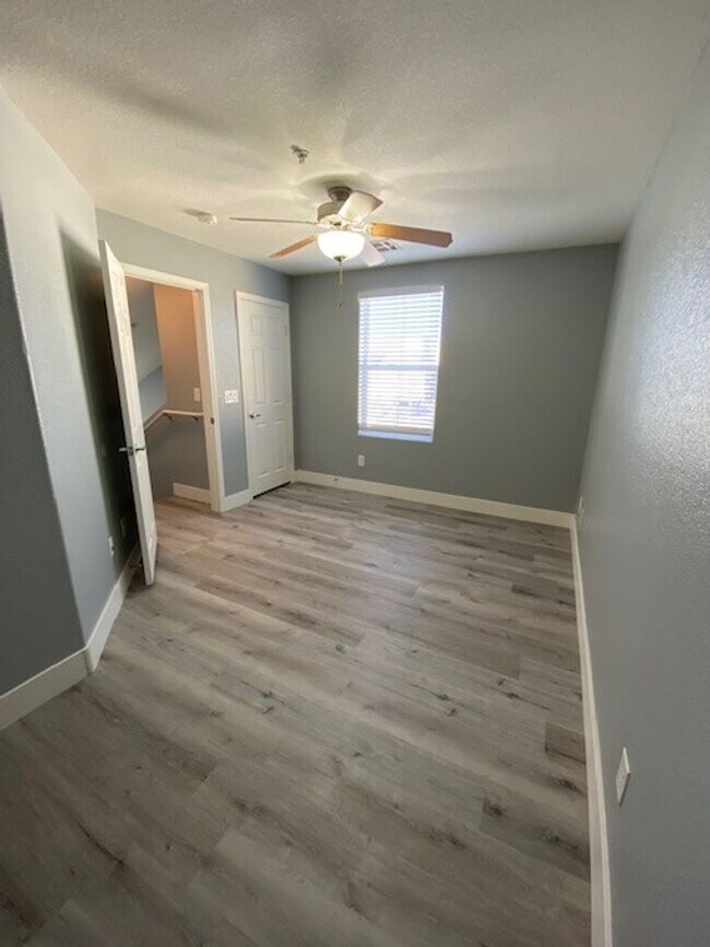 Building Photo - Gorgeous 3 level townhouse with a garage