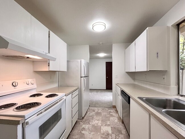 Building Photo - Bright and Open 3 Bed, 1 Bath House!