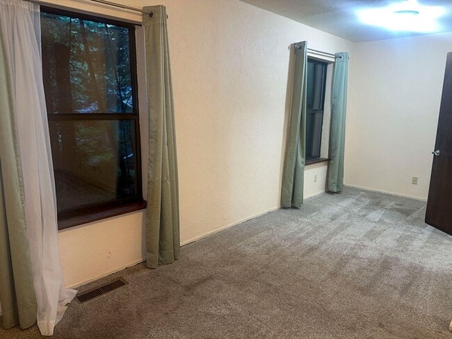 Building Photo - Pet-Friendly AMAZING Home Close To Town, Yet Private And Peaceful!
