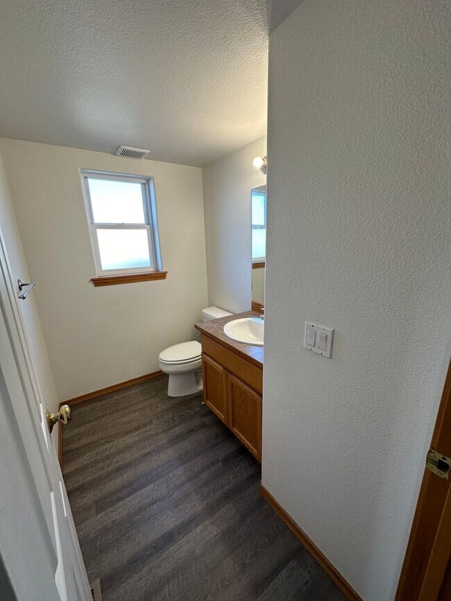 Building Photo - Spacious 4 Bed, 2.5 Bath Home!