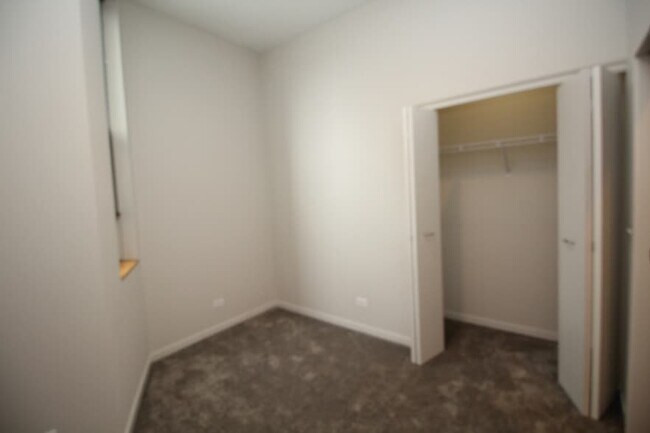 Building Photo - 1540 W Fullerton Ave