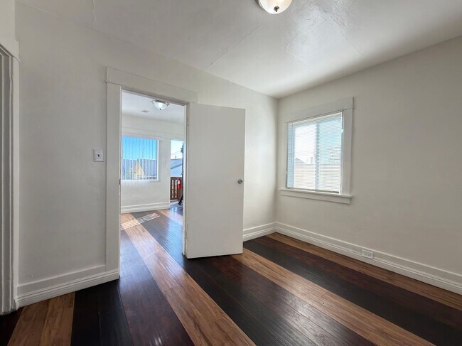 Building Photo - **2255 Linden Ave Long Beach** Downstairs 1 bedroom 1 bath !!2 weeks free OAC!!