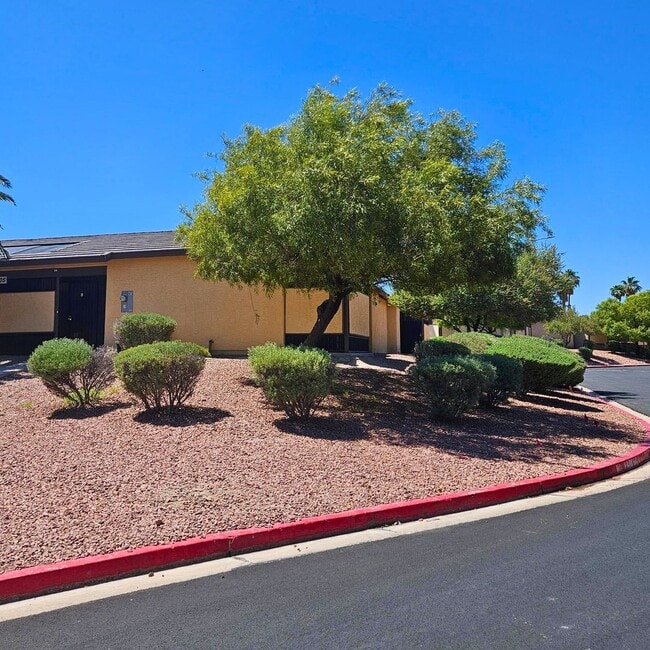 Building Photo - 3BR/2BA Townhome in NLV!