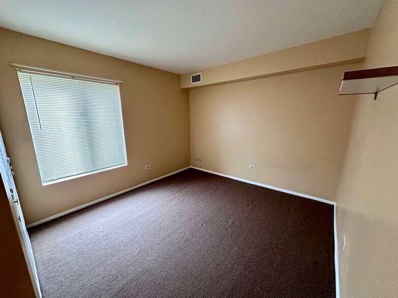 Building Photo - 6102 Knoll Valley Dr