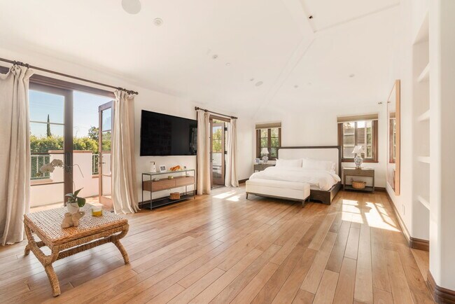 Building Photo - 604 Alta Dr