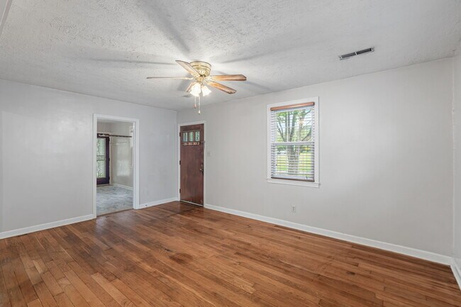 Building Photo - 1315 E Red Bud Rd