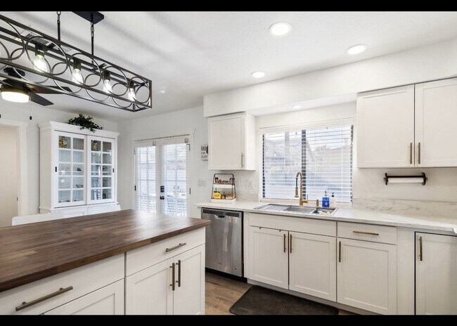 Building Photo - Fully Furnished Executive Rental in Las Ve...