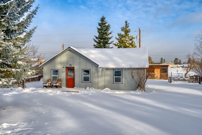 Building Photo - Crisp Remodeled 3-Bdr in Heart of Sisters! ***Move-in Special***