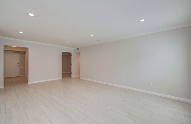 Building Photo - 355 N Post Oak Ln