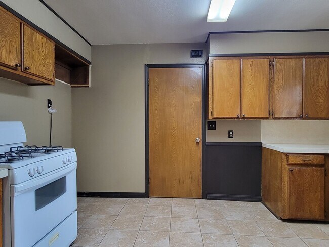 Building Photo - Quaint Home In El Reno