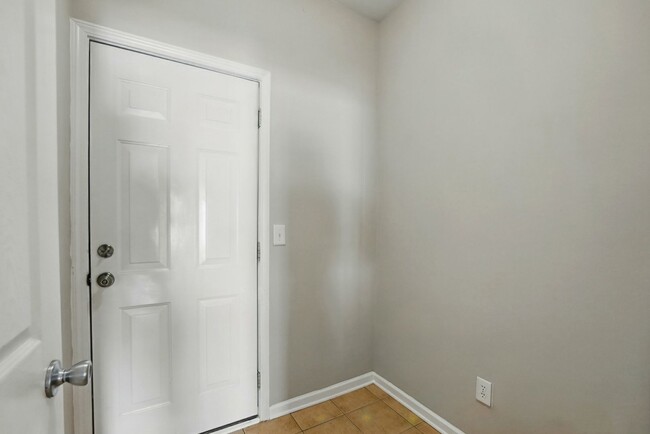 Building Photo - 2 Bedroom Townhome in Pineville!