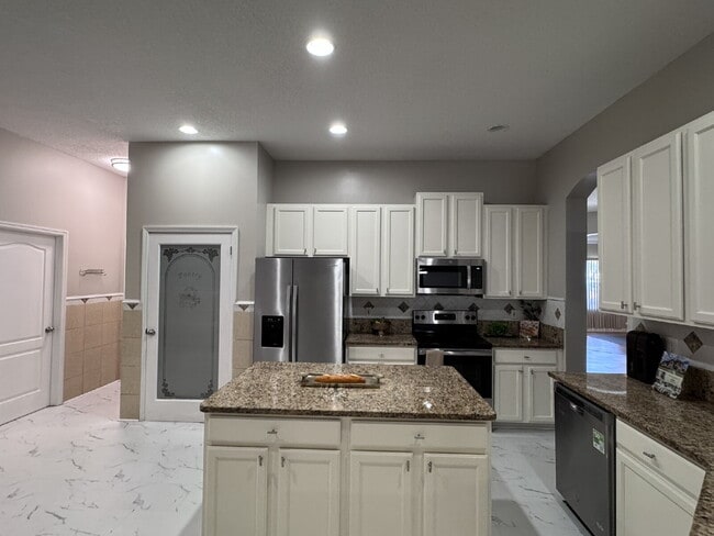 Building Photo - Large Renovated Home in Oakleaf Plantation