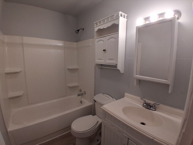 Building Photo - 804 Knollcrest Dr