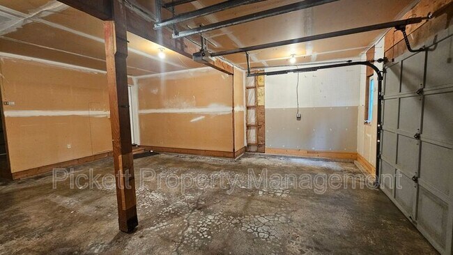 Building Photo - 6559 Gleneagle Ave SW