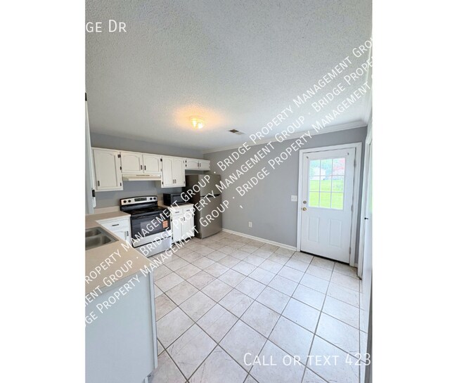 Building Photo - 3455 Hedge Drive Northeast