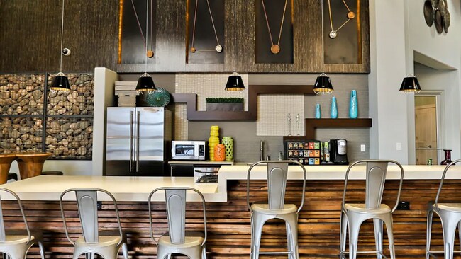 Building Photo - 1260 E University Dr