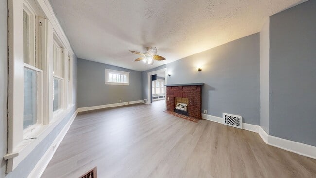 Building Photo - 252 Elmwood Dr