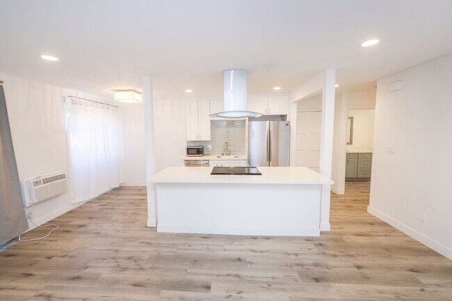 Building Photo - Spacious 1BR/1BA condo with patio and parking! Lake Murray Area $2195/month