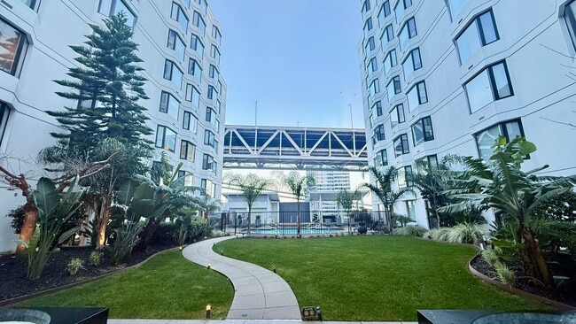 Building Photo - Bright 1BR/1BA w/ City Views, Amenities and just Steps to Embarcadero -AMSI