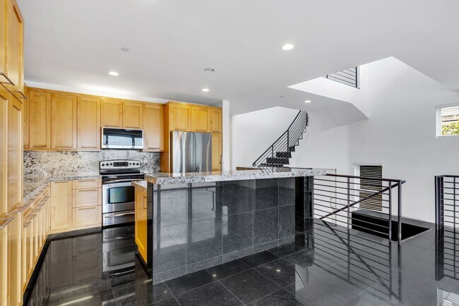 Building Photo - 3 Bed 3 Bath Ocean View, Penthouse "Mark Singer" Residence in Downtown Laguna Beach