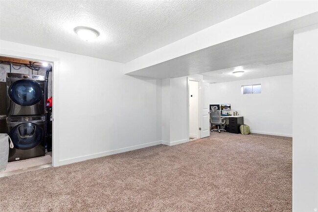 Building Photo - "Spacious 3-Bed Oasis with Fireplace & Modern Vinyl Touches in Ogden"