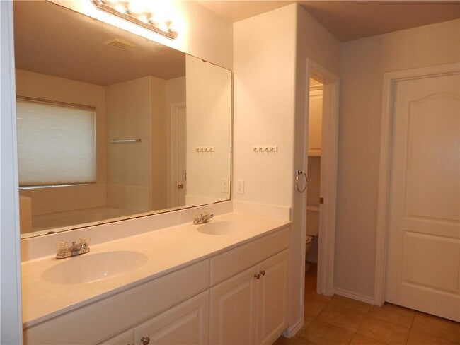 Building Photo - 13521 Shawna Dnay Dr