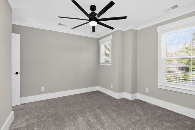 Building Photo - Beautiful 3BD/2.5BA Single Family Home in Reid Park!