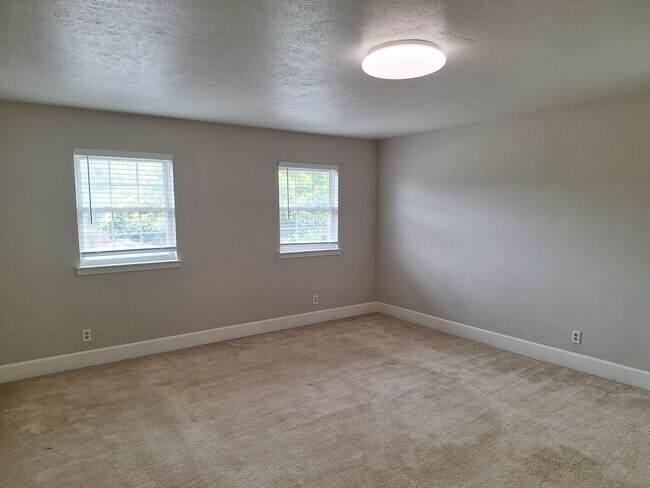 Building Photo - Large Awesome Home with Shop