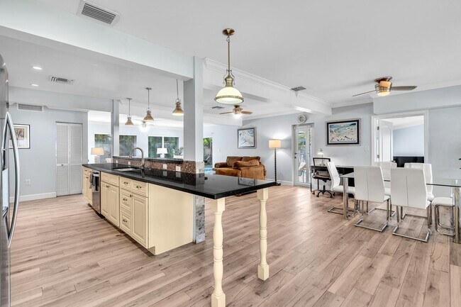 Building Photo - 3204 Beacon St