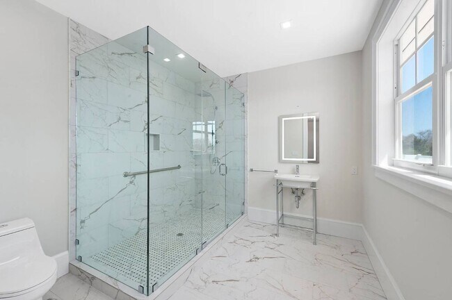 Building Photo - 127 Greenleaf Ln