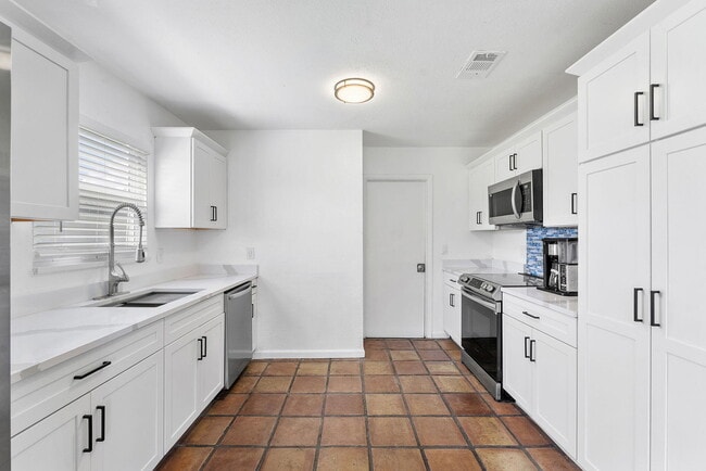 Building Photo - 1974 SE Tiffany Ave