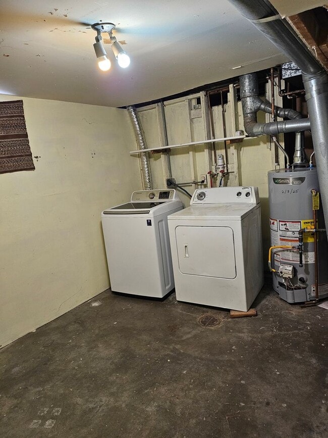 Building Photo - ALL PROSPECTIVE TENANTS MUST SUBMIT A ON LINE APPLICATION AND BE PRE-QUALIFIED PRIOR TO ANY SHOWI...