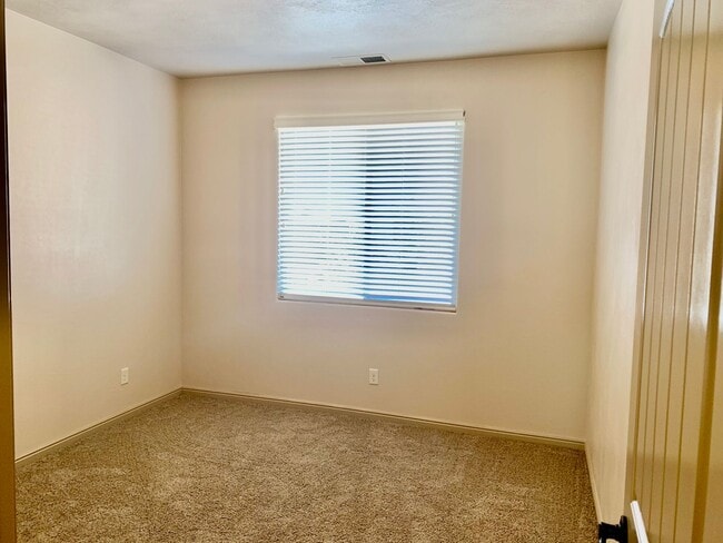 Building Photo - Lovely Home with RV parking in Sky Ridge