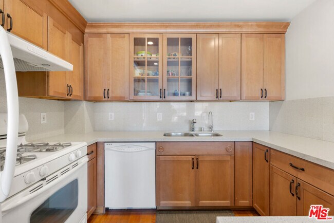 Building Photo - 800 W 1st St