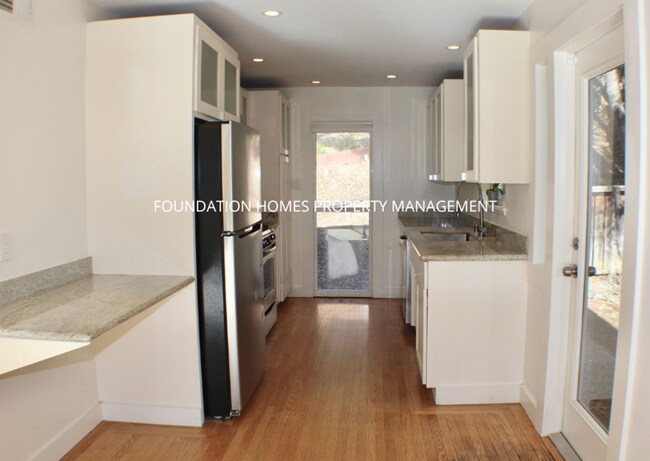 Building Photo - Dreamy Sleepy Hollow Single Story Mid-Cent...