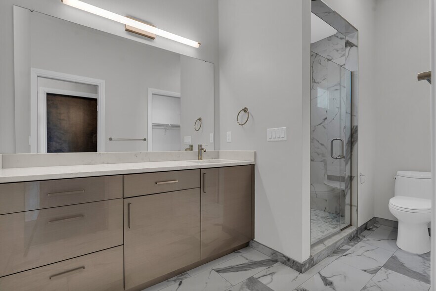 Building Photo - 438 Selden St