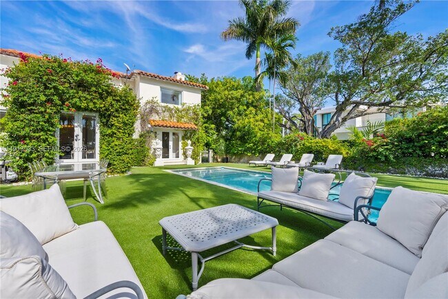 Building Photo - 5800 La Gorce Dr