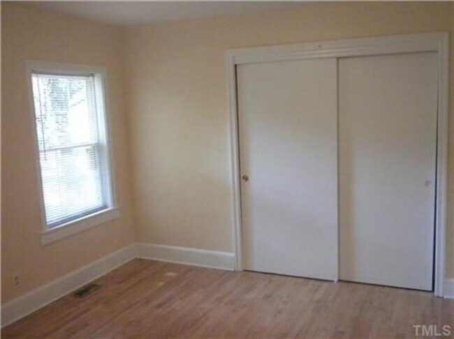 Building Photo - Spacious 4 Bed Close to Everything in Durham!