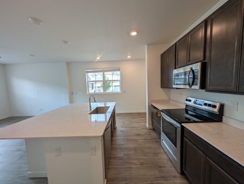 Building Photo - 9050 Hills Dr